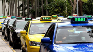 Tự Lái Xe Hay Gọi Taxi Ra Sân Bay: Phương Án Nào Tối Ưu Hơn?