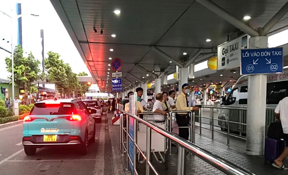 Taxi điện đi sân bay Nội Bài