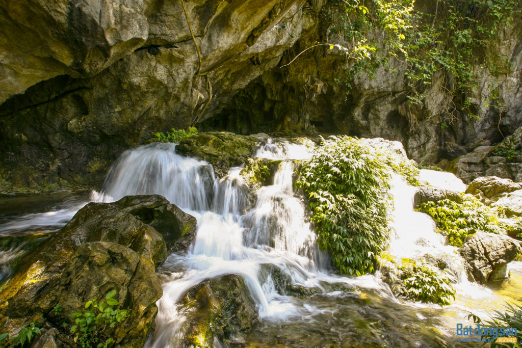 Taxi điện từ Hà Nội đi Hang Phượng Hoàng – suối Mỏ Gà